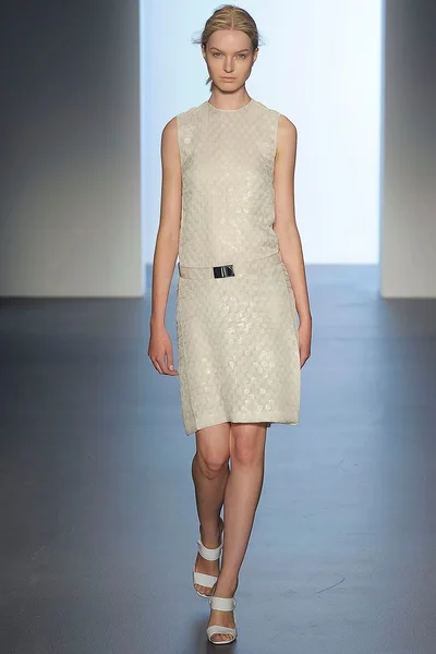 Look 16